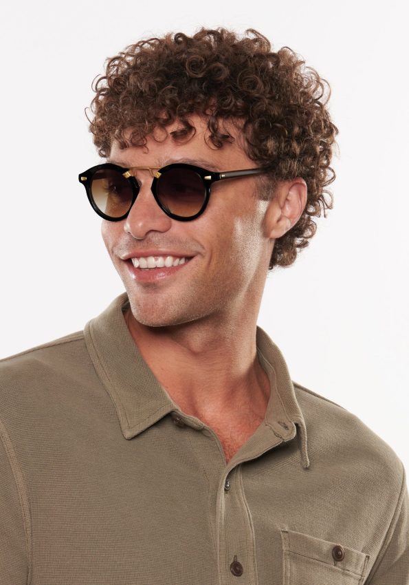 STLII-BottleGreen-MaleOnModel-Web_cf895f58-947f-4747-b2c5-25ab29034da8